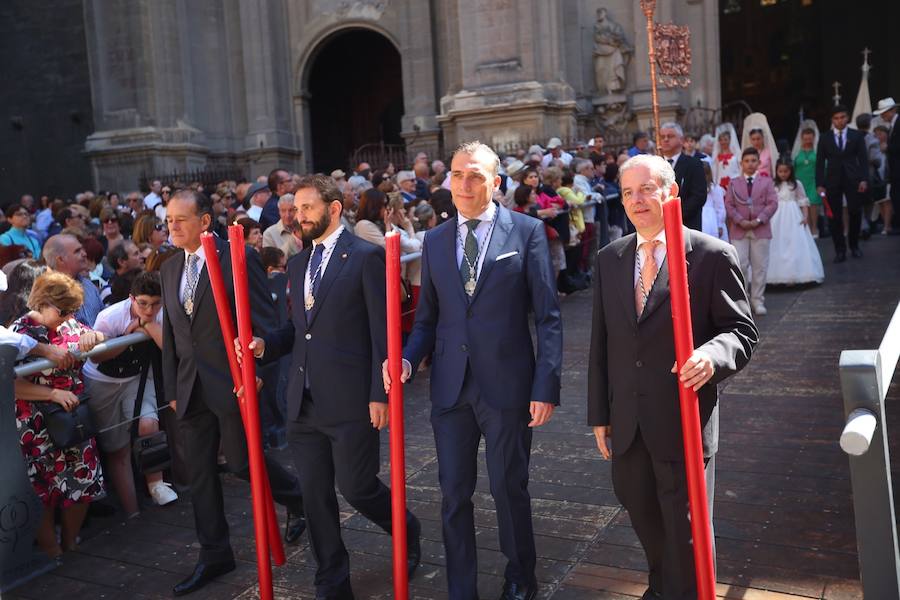 El extenso cortejo ha mezclado los elementos civiles y religiosos en un colorido desfile que ha sido seguido por miles de personas en la calle. Puede ver más fotos del Corpus en  este enlace . 