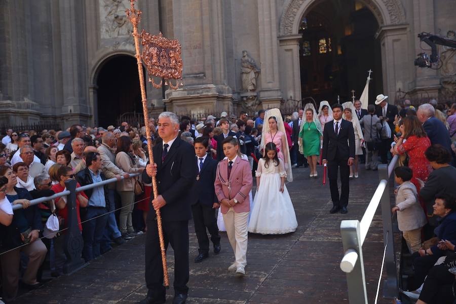 El extenso cortejo ha mezclado los elementos civiles y religiosos en un colorido desfile que ha sido seguido por miles de personas en la calle. Puede ver más fotos del Corpus en  este enlace . 