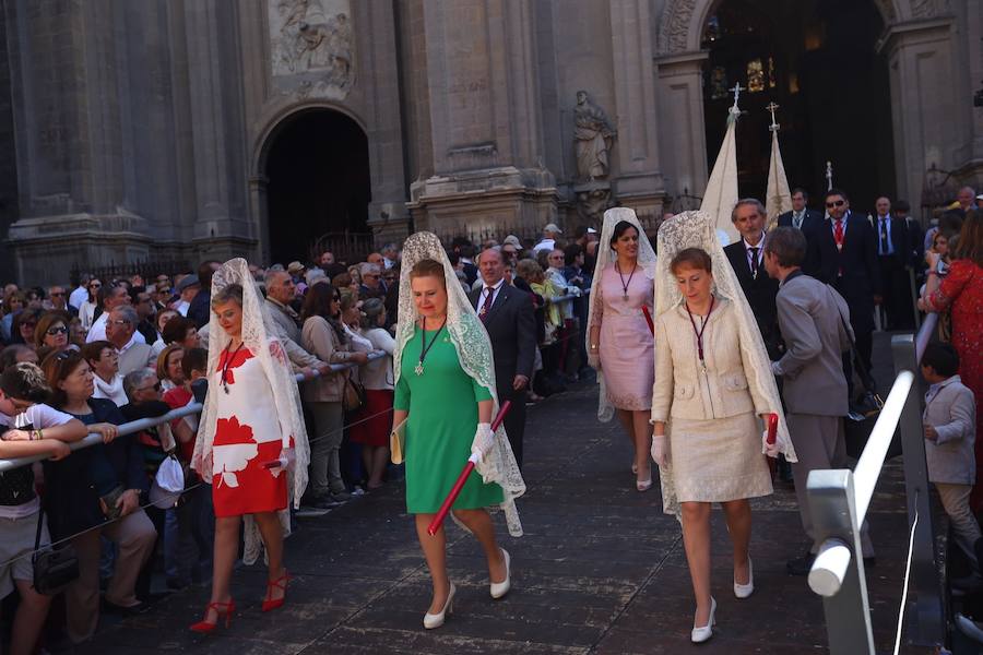 El extenso cortejo ha mezclado los elementos civiles y religiosos en un colorido desfile que ha sido seguido por miles de personas en la calle. Puede ver más fotos del Corpus en  este enlace . 