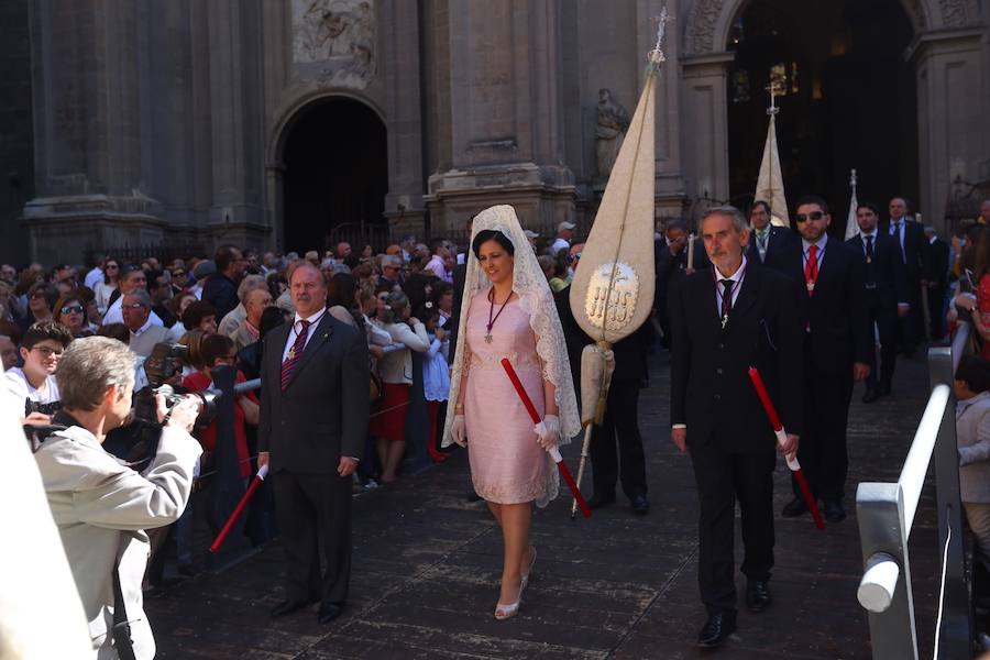 El extenso cortejo ha mezclado los elementos civiles y religiosos en un colorido desfile que ha sido seguido por miles de personas en la calle. Puede ver más fotos del Corpus en  este enlace . 