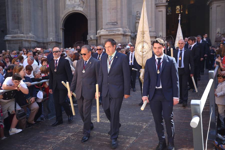 El extenso cortejo ha mezclado los elementos civiles y religiosos en un colorido desfile que ha sido seguido por miles de personas en la calle. Puede ver más fotos del Corpus en  este enlace . 