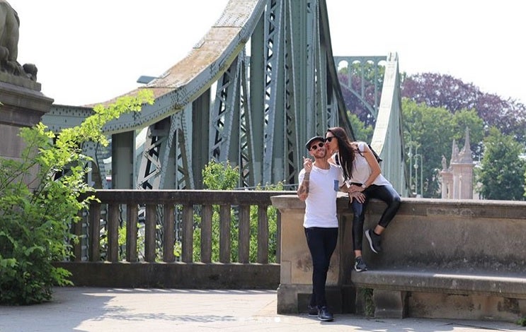 La televisiva y el futbolista visitaron el campo de concentración de Sachsenhausen en su visita a Berlín