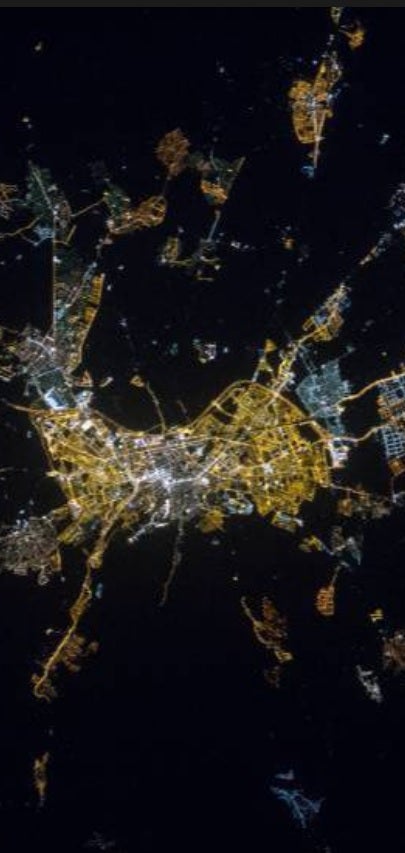 Granada capital en su esplendor y los bosques de la Alhambra abajo.