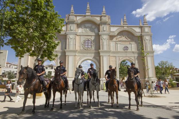 La Unidad de Caballería de la Policía Local de Granada, ayer por la tarde junto a la portada del ferial de Almanjáyar.