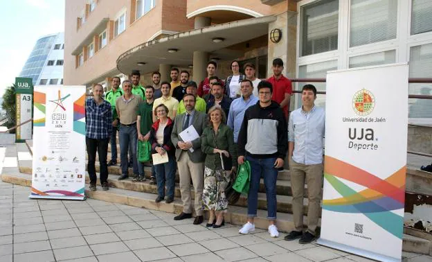 El Rector y representantes institucionales, junto a los deportistas de la UJA medallistas en los CEU.
