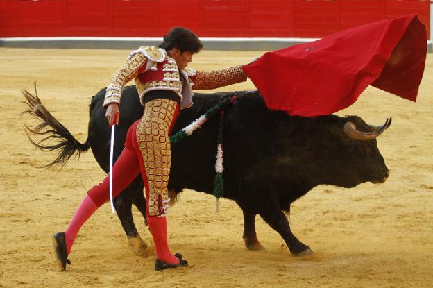 Impecable pase de pecho de José Garrido, triunfador ayer con tres orejas.