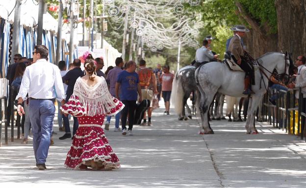 Ambiente en una de las calles del recinto de Almanjáyar a mediodía. 