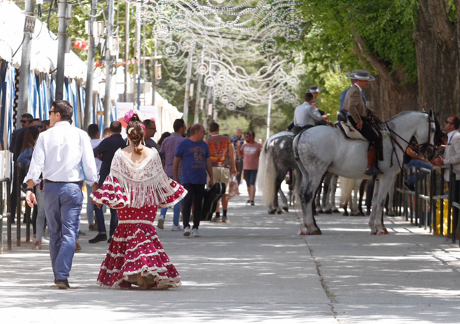 Miles de granadinos toman ya las calles del recinto de Almanjáyar para disfrutar la última noche 'larga' de la feria. Las mejores imágenes del Corpus, en  este enlace .