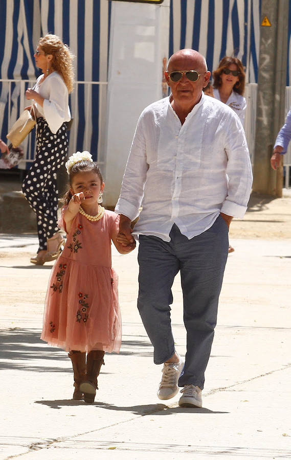 Miles de granadinos toman ya las calles del recinto de Almanjáyar para disfrutar la última noche 'larga' de la feria. Las mejores imágenes del Corpus, en  este enlace .