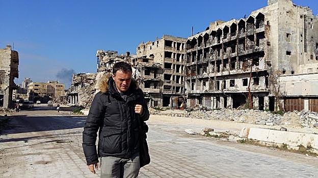 El periodista Mikel Ayestaran, corresponsal de este periódico en Oriente Próximo, camina por una céntrica calle de la ciudad de Alepo, destruida tras una de las últimas batallas entre las fuerzas sirias y el Estado Islámico.