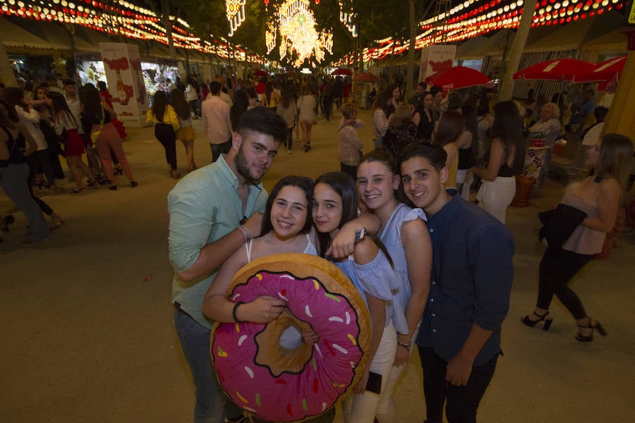 El Real de la Feria ha recibido a más público que en días anteriores porque empieza el fin de semana. Para ver más fotos del Corpus puedes hacerlo en  este enlace