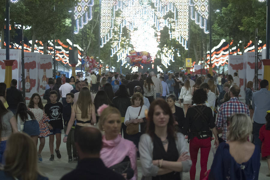 El Real de la Feria ha recibido a más público que en días anteriores porque empieza el fin de semana. Para ver más fotos del Corpus puedes hacerlo en  este enlace