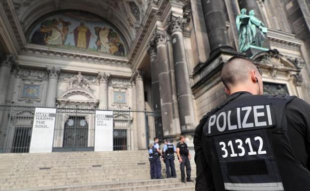 La Policía acordona la catedral de Berlín tras el incidente.