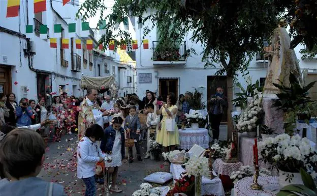 Cientos de personas participan en las Fiestas del Corpus en Lanjarón