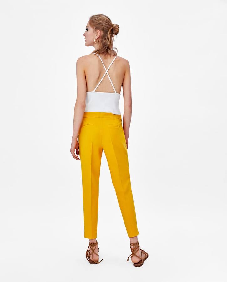 a parte de arriba del traje cuesta 49,95 euros y está disponible en tallas que van desde la XS hasta la XL