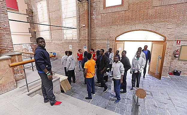 Los inmigrantes van a dormir en la Nave de los Arcos de Motril. 