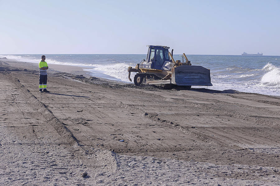 Después de quitar 200.000 metros cúbicos de arena para llevarlos a Playa Granada, que ha quedado muy bien, la motrileña playa de Poniente está destrozada. 