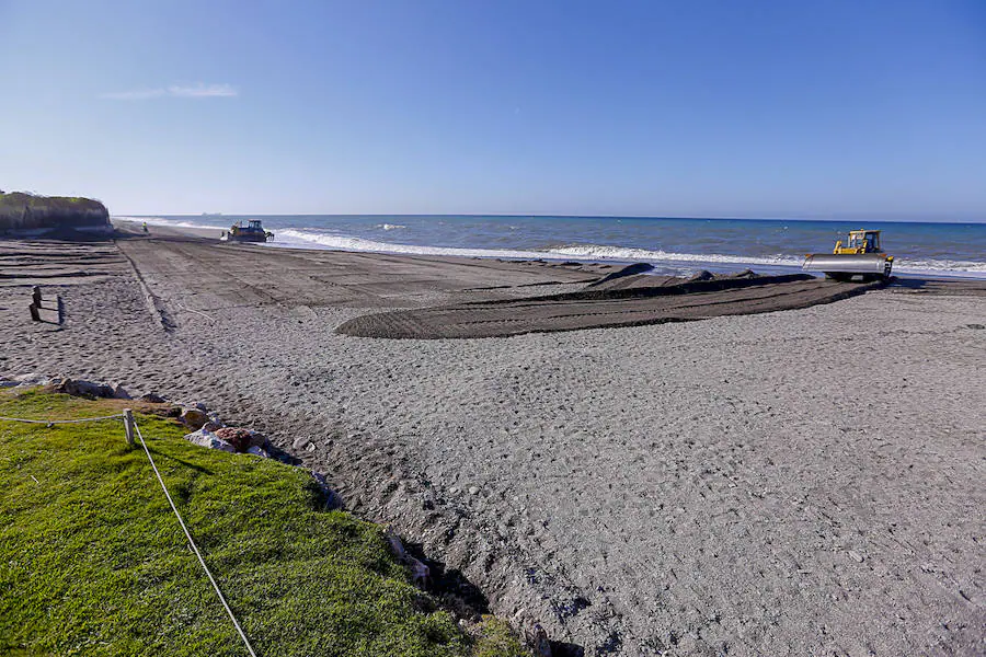 Después de quitar 200.000 metros cúbicos de arena para llevarlos a Playa Granada, que ha quedado muy bien, la motrileña playa de Poniente está destrozada. 