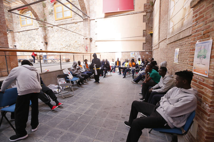 Los subsaharianos están asistidos por Cruz Roja que les ayudará a llegar a los destinos que elijan