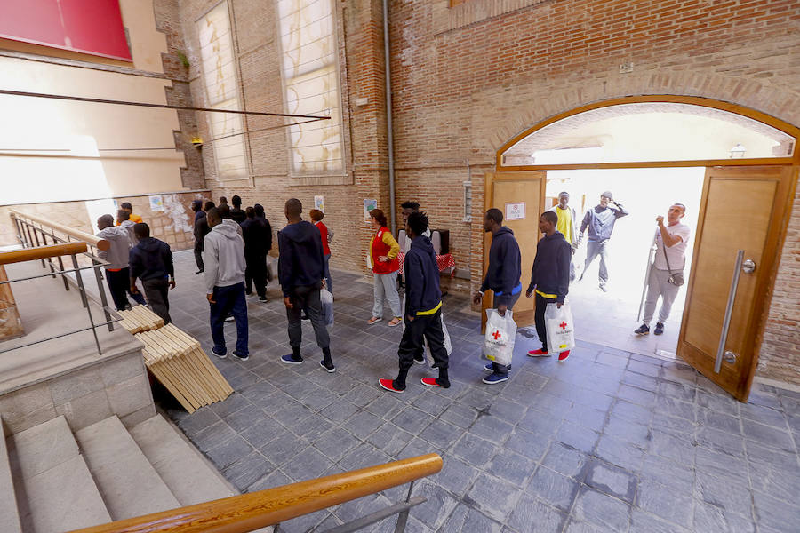 Los subsaharianos están asistidos por Cruz Roja que les ayudará a llegar a los destinos que elijan