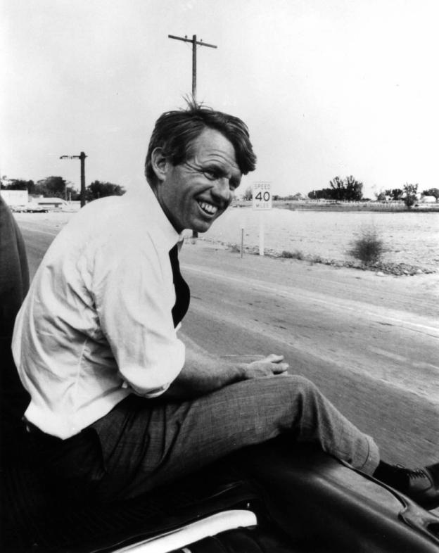 Bobby Keneddy, al borde de una carretera de Los Ángeles, en 1968. 