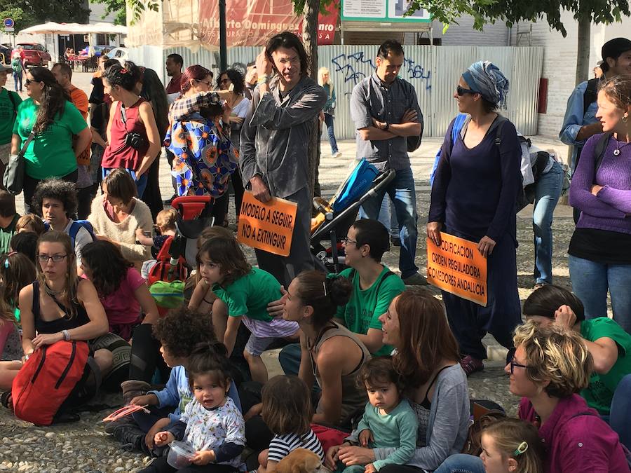 La Asociación de Madres y Padres del colegio Gómez Moreno se ha concentrado en el mirador de San Nicolás para reivindicar que el comedor siga siendo autogestionado