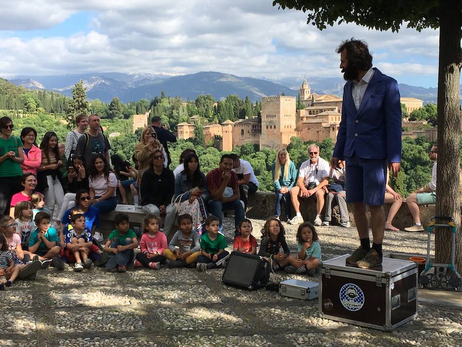 La Asociación de Madres y Padres del colegio Gómez Moreno se ha concentrado en el mirador de San Nicolás para reivindicar que el comedor siga siendo autogestionado