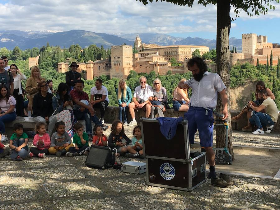 La Asociación de Madres y Padres del colegio Gómez Moreno se ha concentrado en el mirador de San Nicolás para reivindicar que el comedor siga siendo autogestionado