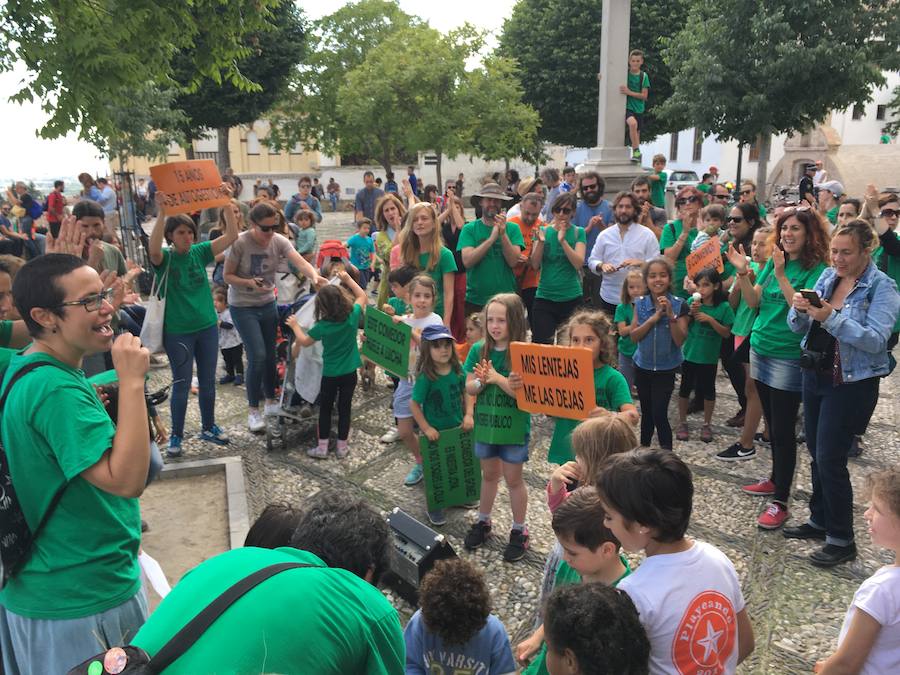 La Asociación de Madres y Padres del colegio Gómez Moreno se ha concentrado en el mirador de San Nicolás para reivindicar que el comedor siga siendo autogestionado