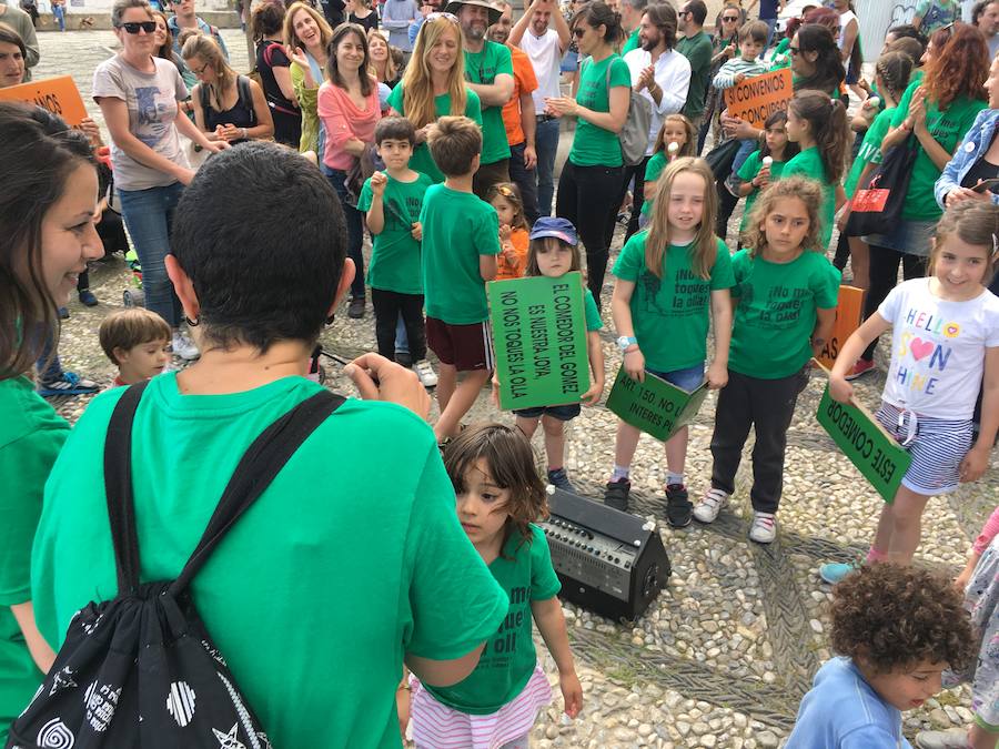 La Asociación de Madres y Padres del colegio Gómez Moreno se ha concentrado en el mirador de San Nicolás para reivindicar que el comedor siga siendo autogestionado