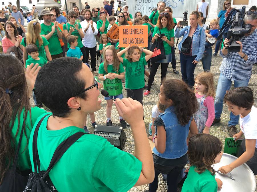 La Asociación de Madres y Padres del colegio Gómez Moreno se ha concentrado en el mirador de San Nicolás para reivindicar que el comedor siga siendo autogestionado