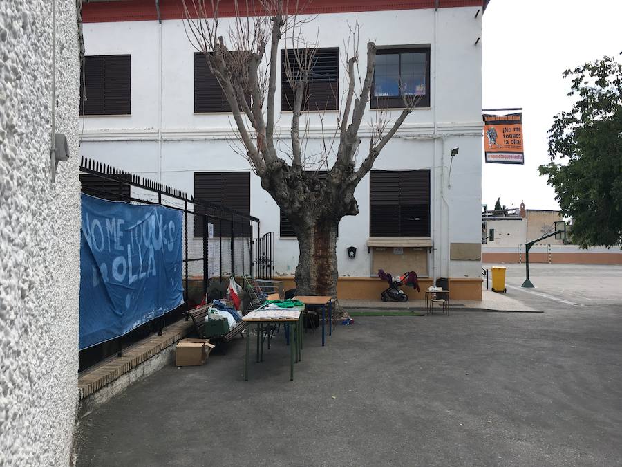 La Asociación de Madres y Padres del colegio Gómez Moreno se ha concentrado en el mirador de San Nicolás para reivindicar que el comedor siga siendo autogestionado