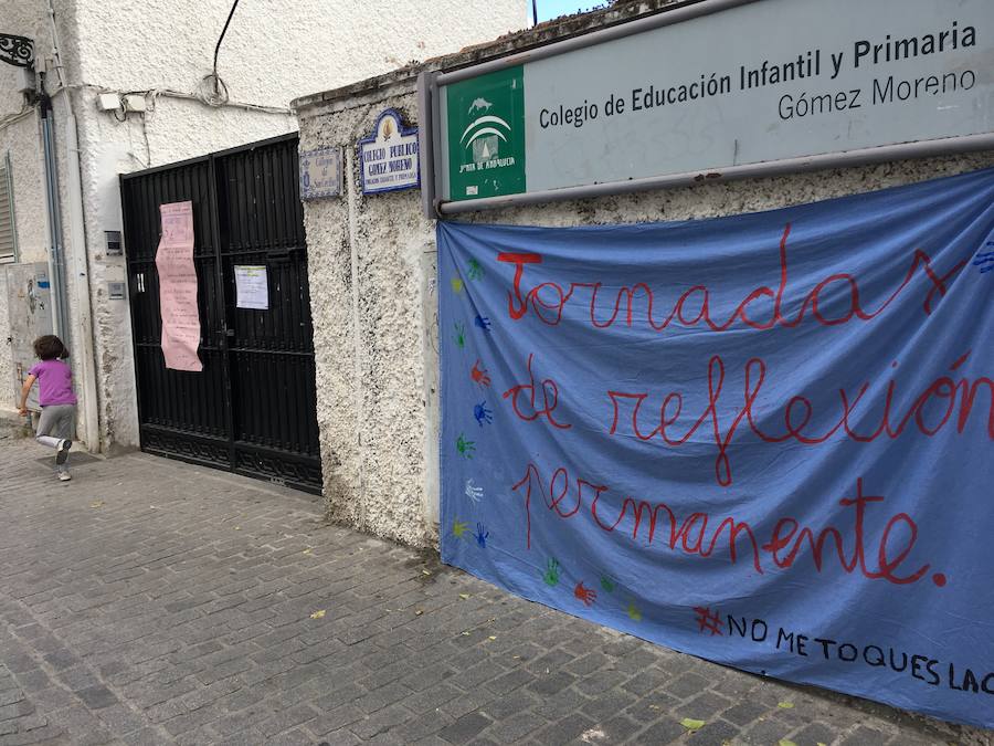 La Asociación de Madres y Padres del colegio Gómez Moreno se ha concentrado en el mirador de San Nicolás para reivindicar que el comedor siga siendo autogestionado