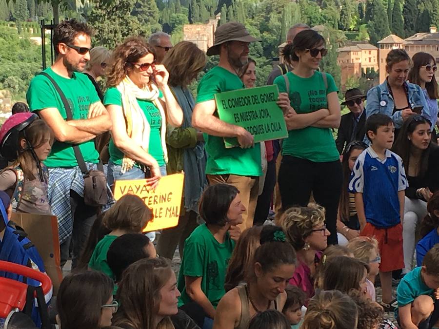 La Asociación de Madres y Padres del colegio Gómez Moreno se ha concentrado en el mirador de San Nicolás para reivindicar que el comedor siga siendo autogestionado