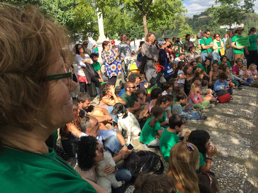 La Asociación de Madres y Padres del colegio Gómez Moreno se ha concentrado en el mirador de San Nicolás para reivindicar que el comedor siga siendo autogestionado