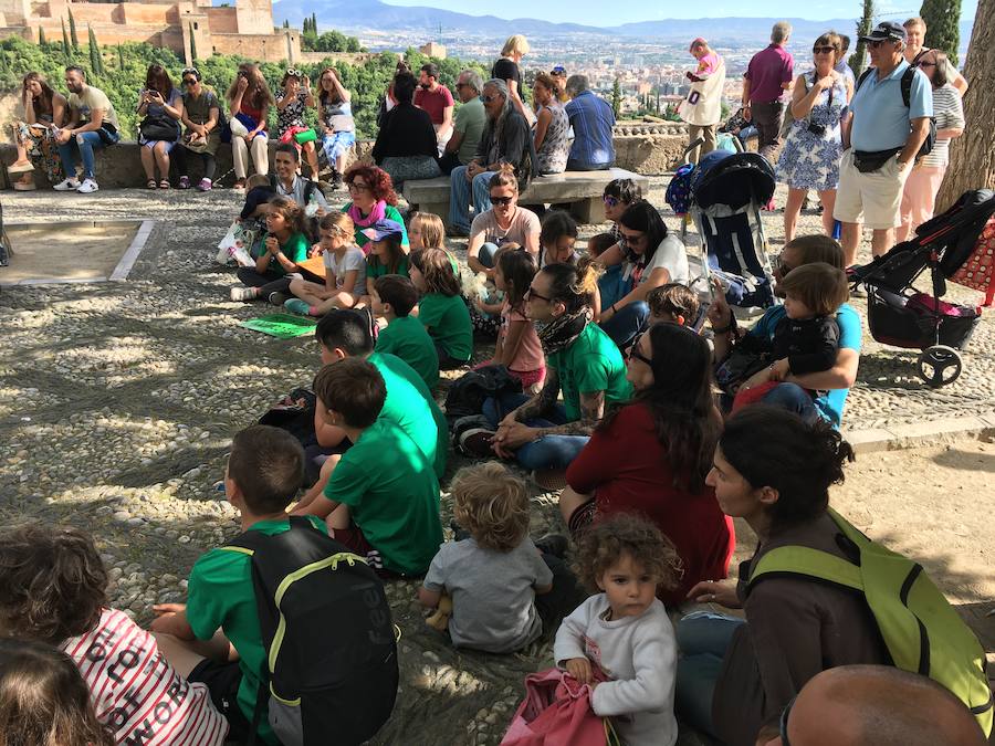 La Asociación de Madres y Padres del colegio Gómez Moreno se ha concentrado en el mirador de San Nicolás para reivindicar que el comedor siga siendo autogestionado