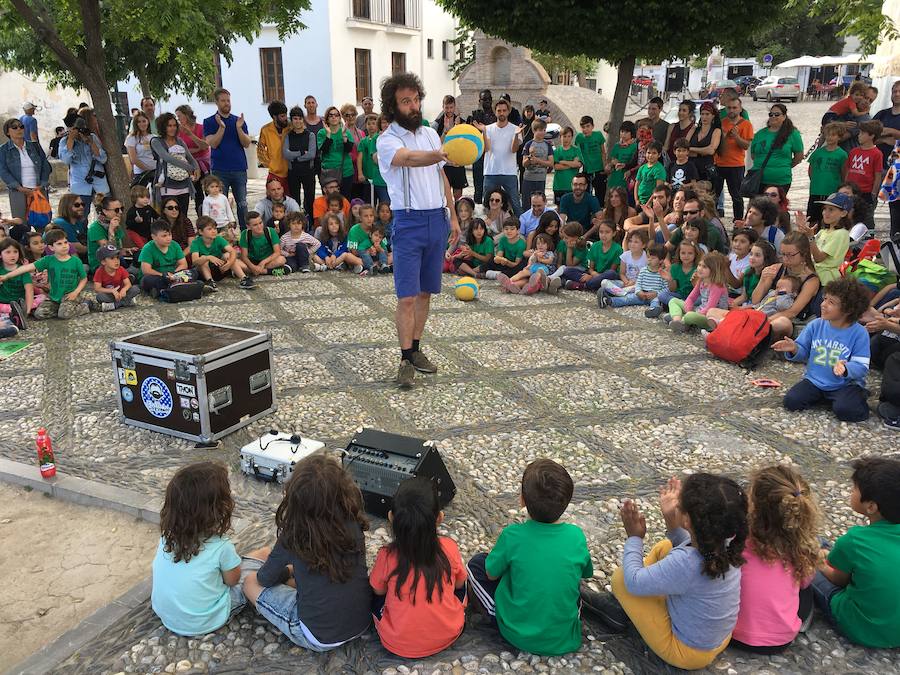 La Asociación de Madres y Padres del colegio Gómez Moreno se ha concentrado en el mirador de San Nicolás para reivindicar que el comedor siga siendo autogestionado