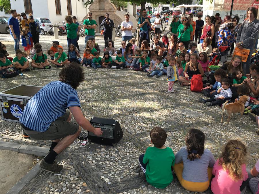 La Asociación de Madres y Padres del colegio Gómez Moreno se ha concentrado en el mirador de San Nicolás para reivindicar que el comedor siga siendo autogestionado