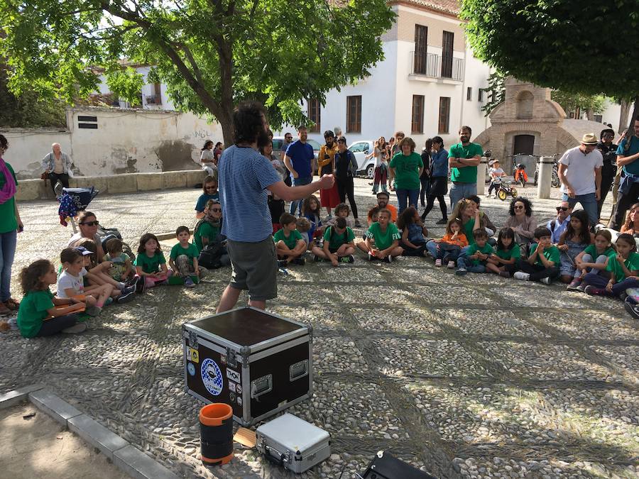 La Asociación de Madres y Padres del colegio Gómez Moreno se ha concentrado en el mirador de San Nicolás para reivindicar que el comedor siga siendo autogestionado