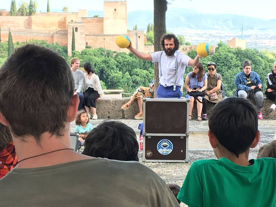 La Asociación de Madres y Padres del colegio Gómez Moreno se ha concentrado en el mirador de San Nicolás para reivindicar que el comedor siga siendo autogestionado