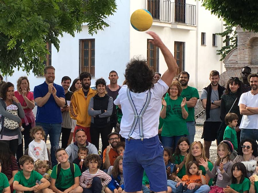 La Asociación de Madres y Padres del colegio Gómez Moreno se ha concentrado en el mirador de San Nicolás para reivindicar que el comedor siga siendo autogestionado