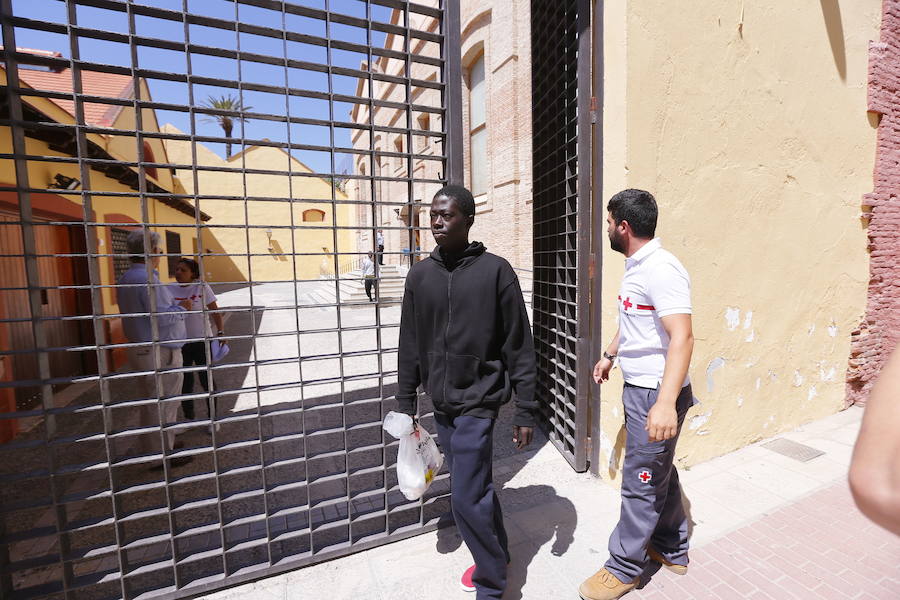 Los inmigrantes liberados ayer en Motril viajan ya a diferentes ciudades de España