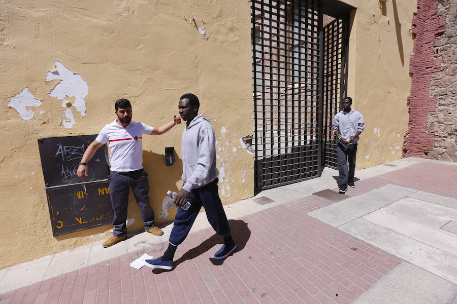 Los inmigrantes liberados ayer en Motril viajan ya a diferentes ciudades de España