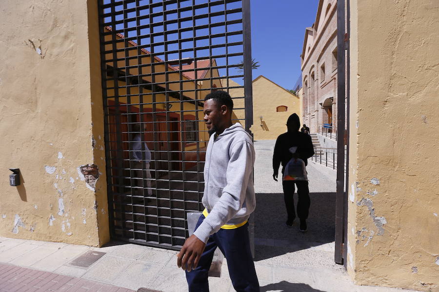 Los inmigrantes liberados ayer en Motril viajan ya a diferentes ciudades de España