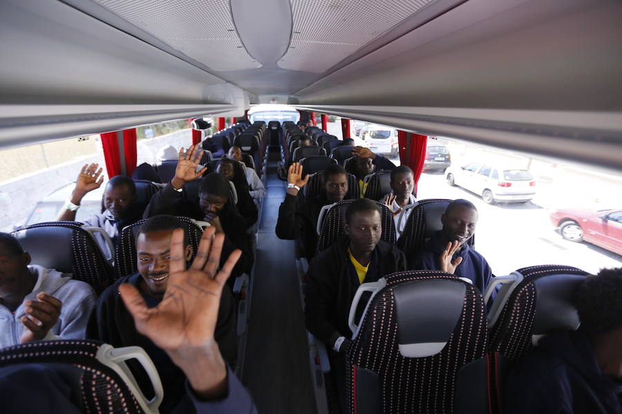 Los inmigrantes liberados ayer en Motril viajan ya a diferentes ciudades de España