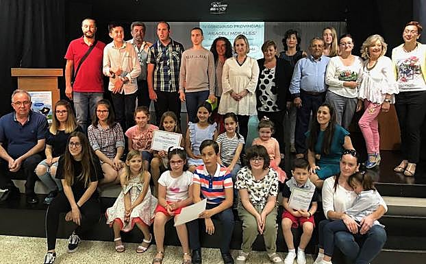 Foto de familia de los premiados en el certamen escolar. 