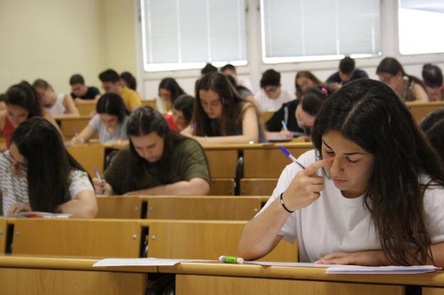 Alumnos realizando la prueba de Selectividad en el Campus de Las Lagunillas de Jaén, en una foto de archivo.