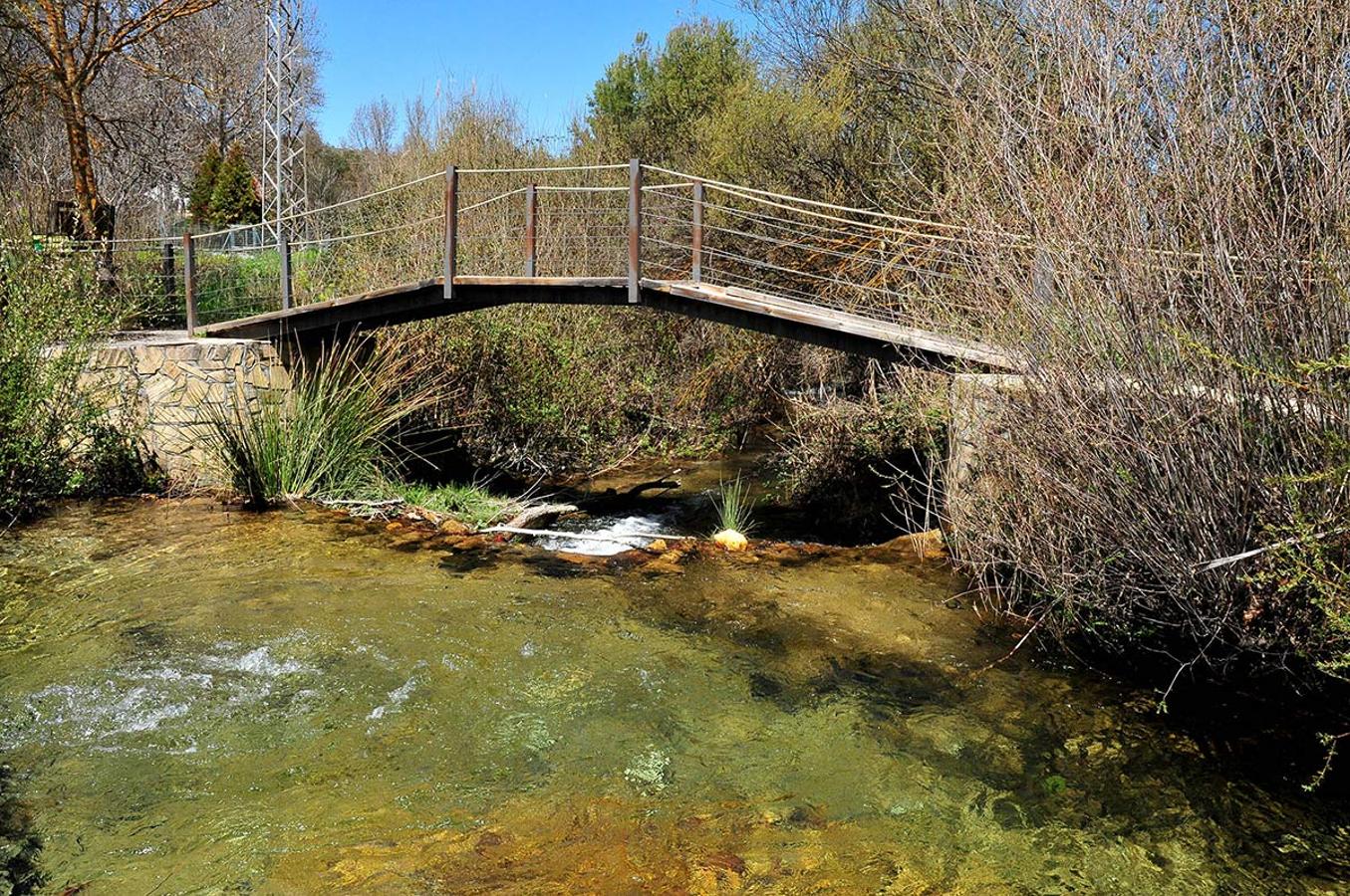 Río Cacín, a su paso bajo el centro de visitantes de La Resinera.