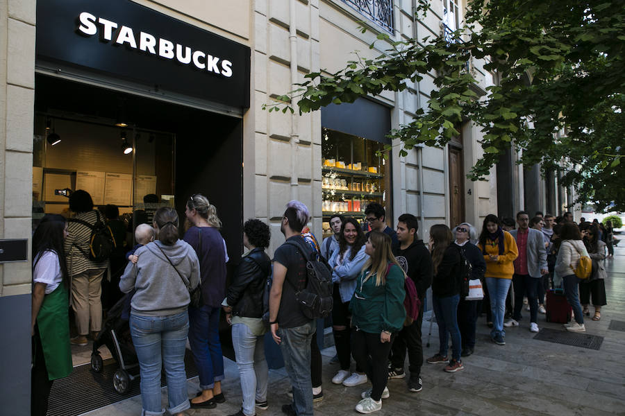 La nueva tienda Starbucks de la calle Gran Vía de Colón, 4, cuenta con un equipo de 16 baristas formados para preparar más de 86.000 variedades de bebidas diferentes