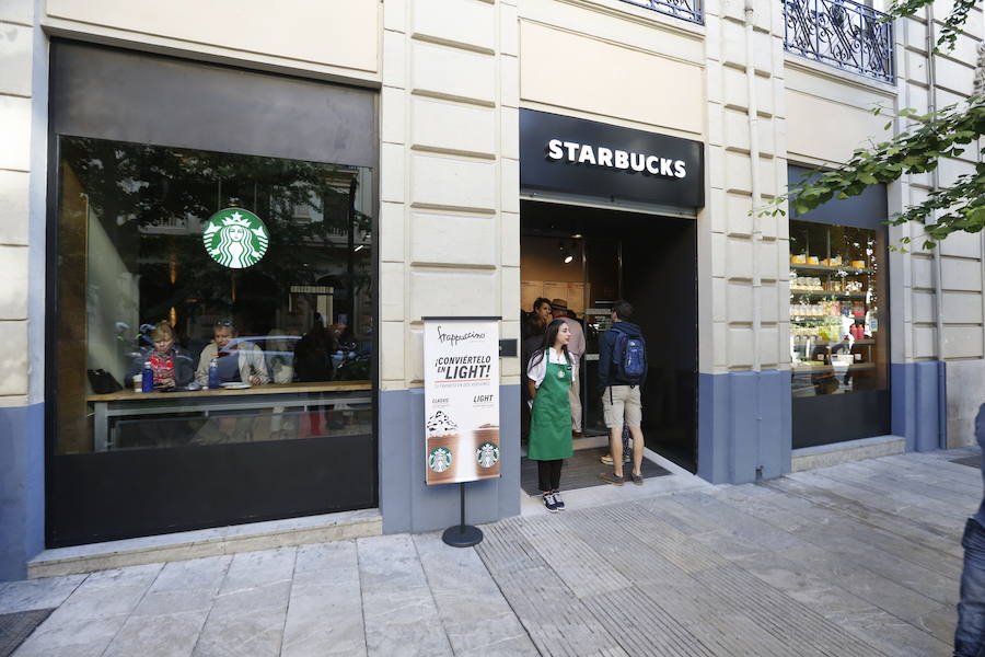 La nueva tienda Starbucks de la calle Gran Vía de Colón, 4, cuenta con un equipo de 16 baristas formados para preparar más de 86.000 variedades de bebidas diferentes